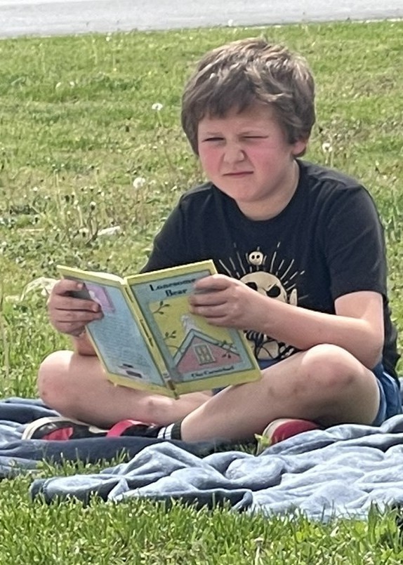 2nd  grader reading