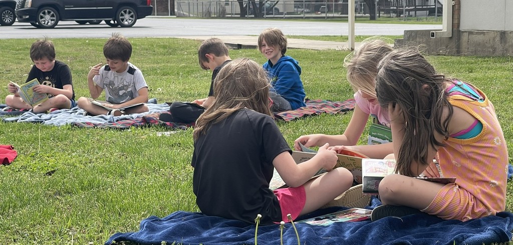 2nd  graders reading