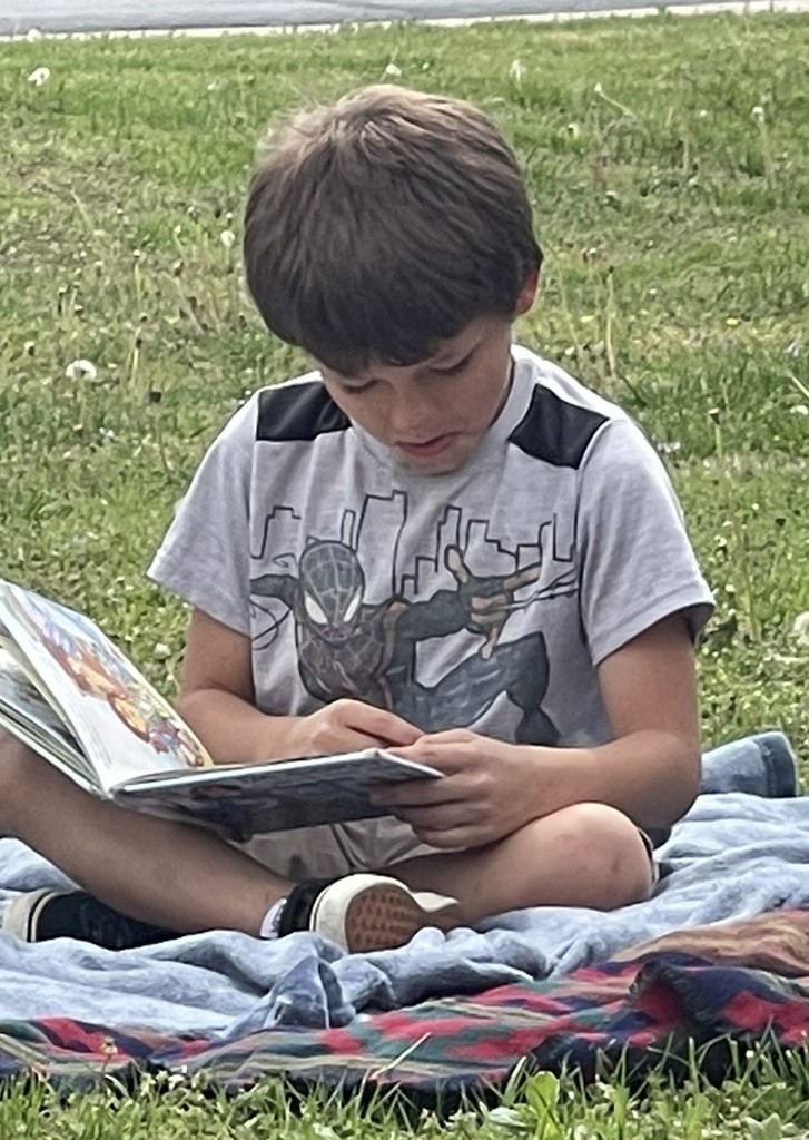 2nd  grader reading