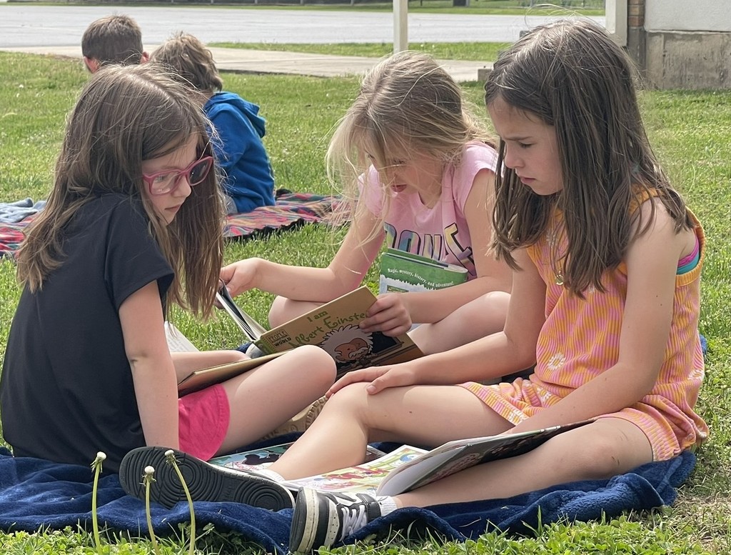 2nd  graders reading