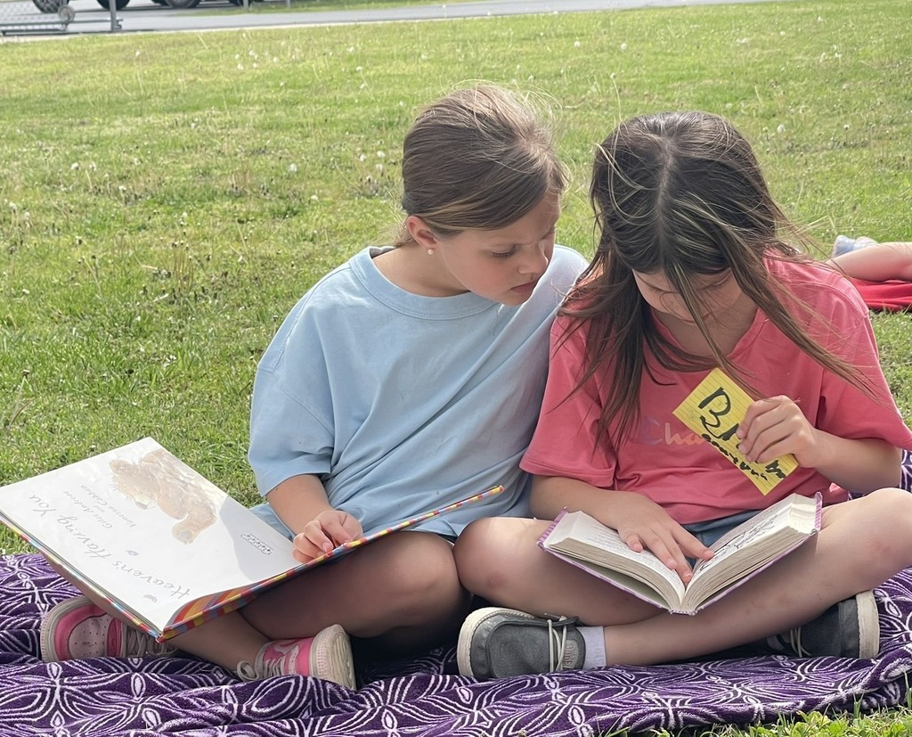 2nd  graders reading
