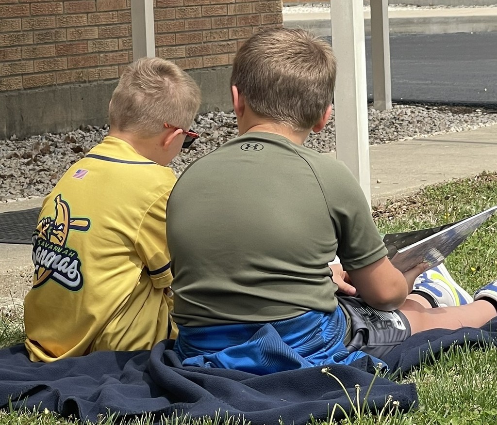 2nd  graders reading