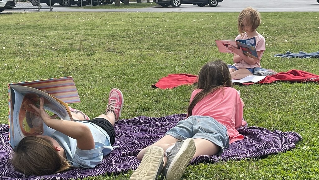 2nd  graders reading