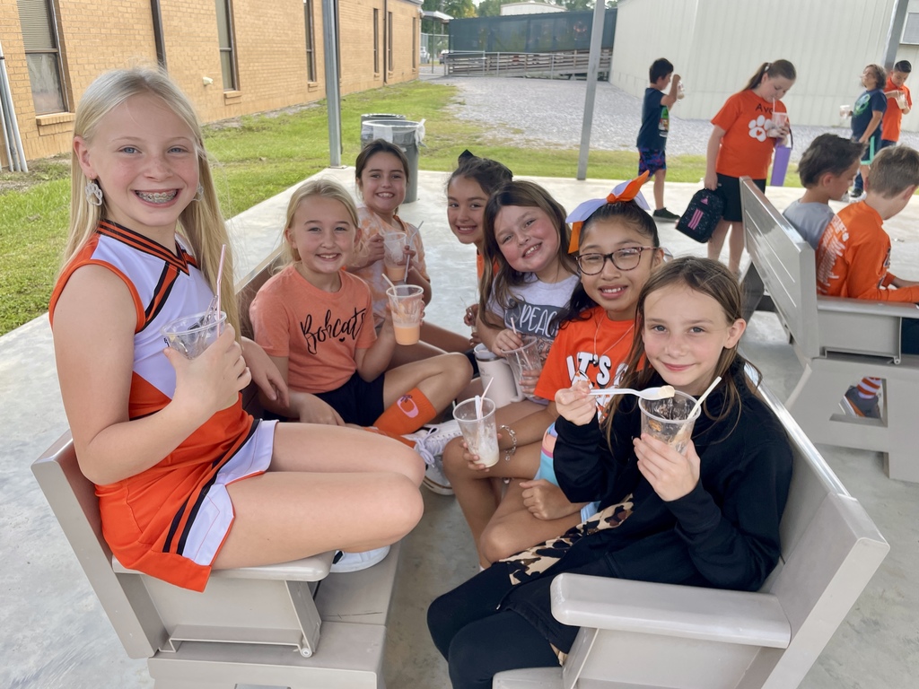 Students enjoyinng treats