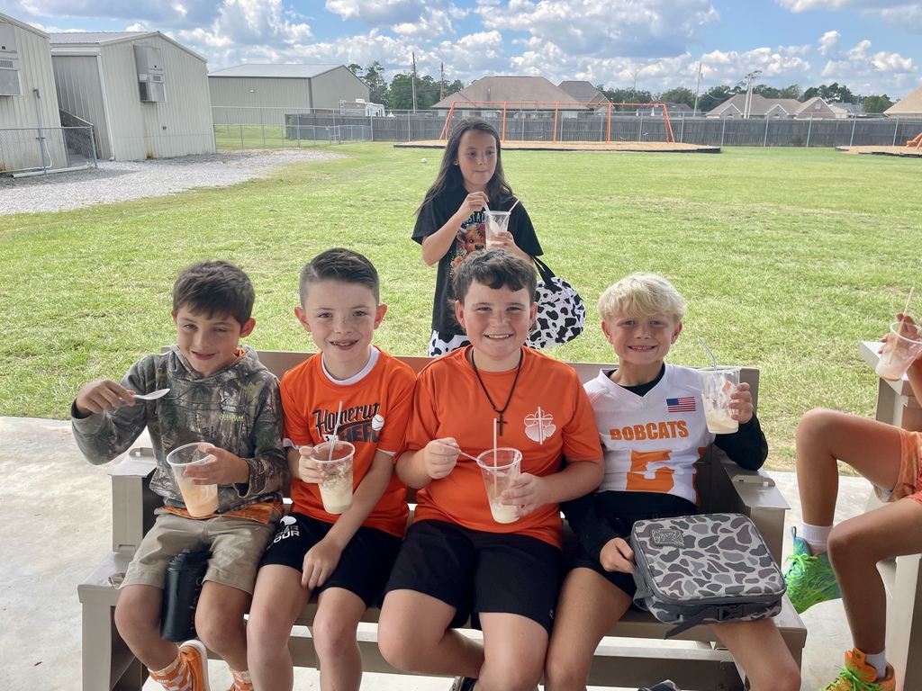 Students enjoyinng treats