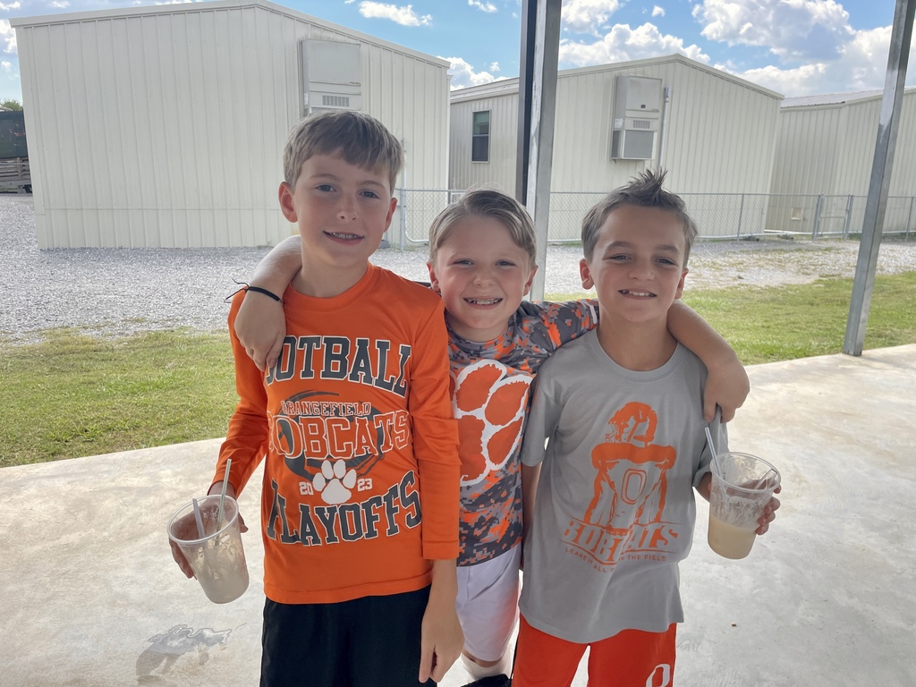 Students enjoyinng treats