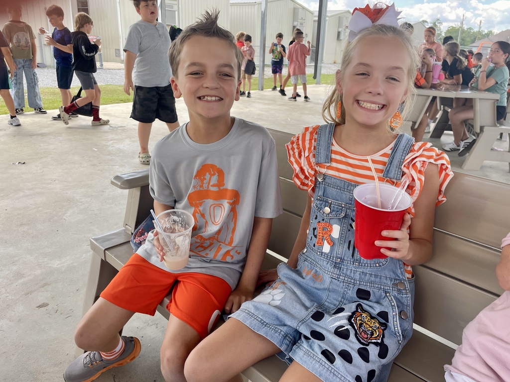 Students enjoyinng treats
