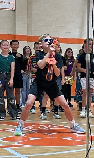 5th Grade Students Performing