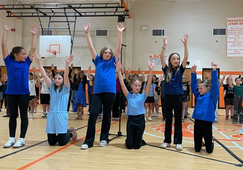 5th Grade Students Performing