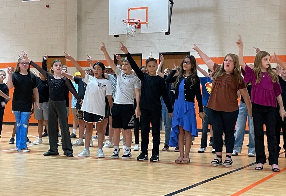 5th Grade Students Performing