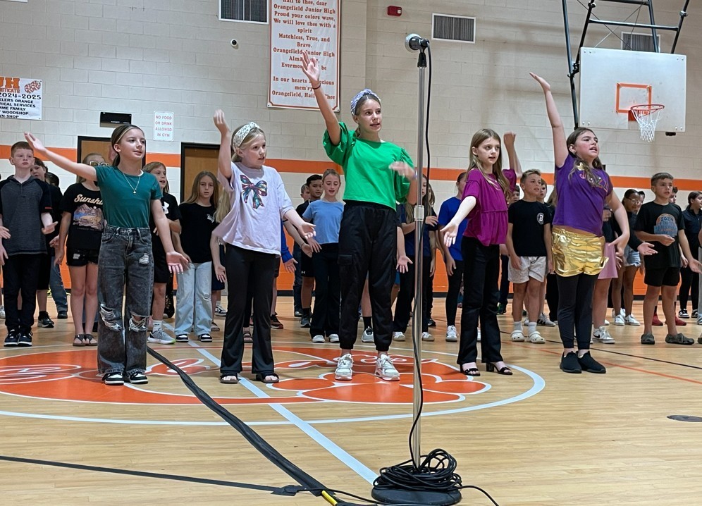 5th Grade Students Performing