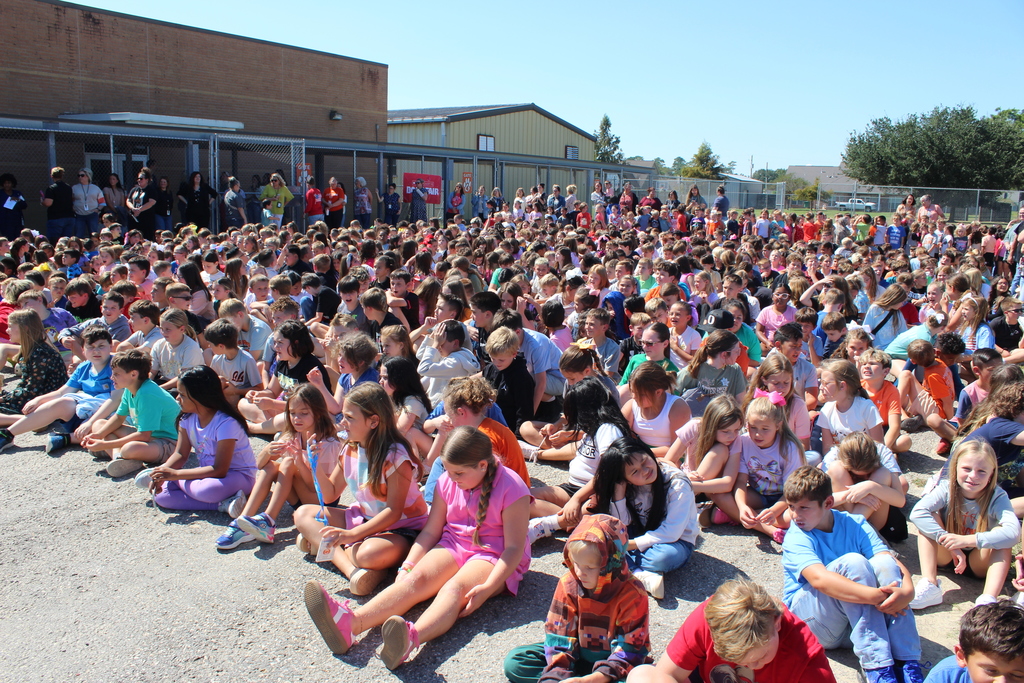 Students watching the topping out ceremony