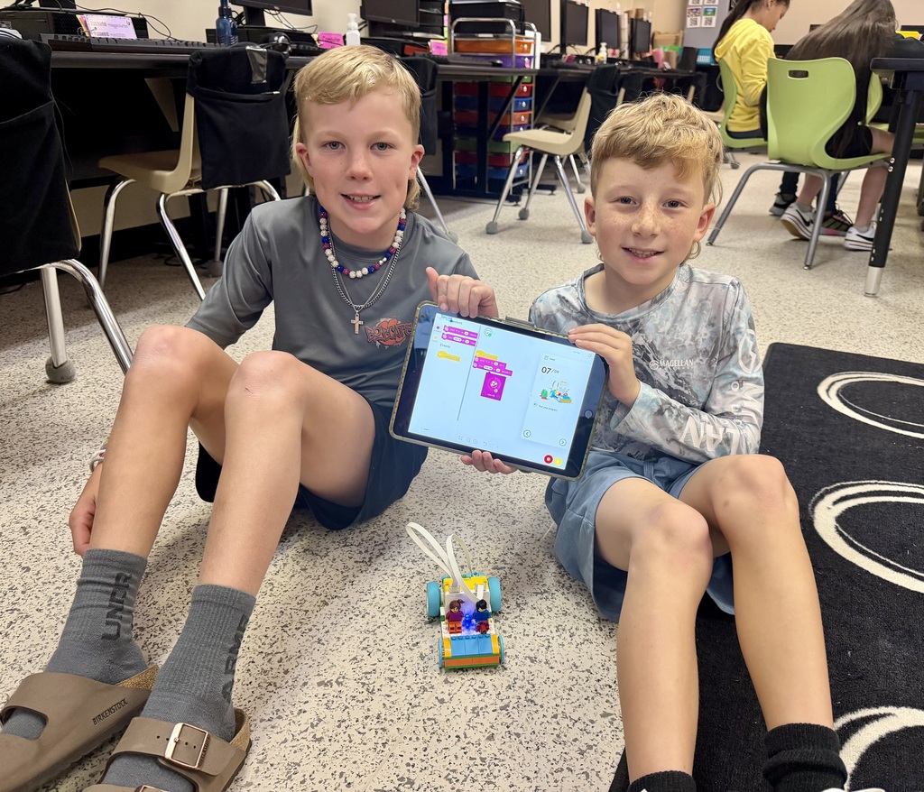 4th Graders building 