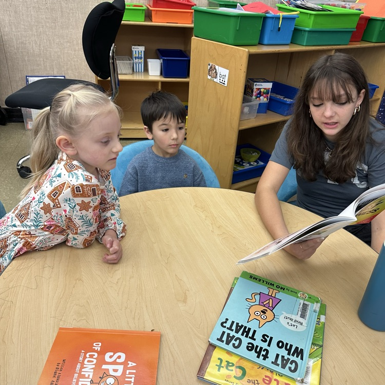 AVID readers read to young students.