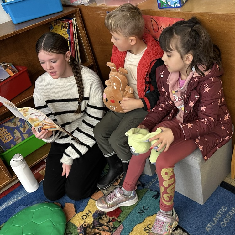 AVID readers read to young students.