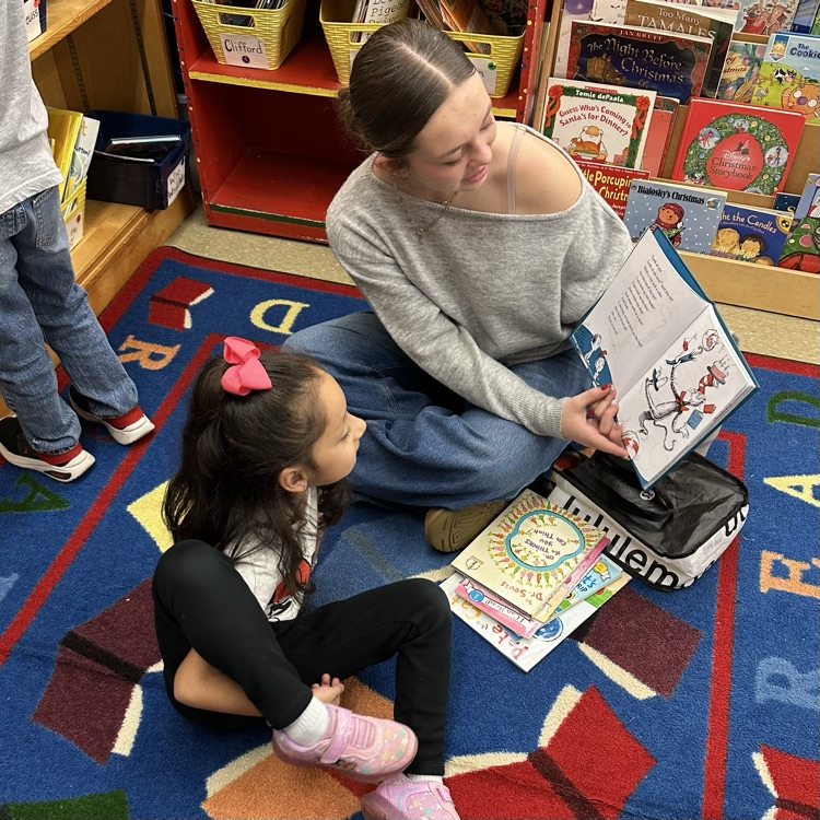AVID readers read to young students.