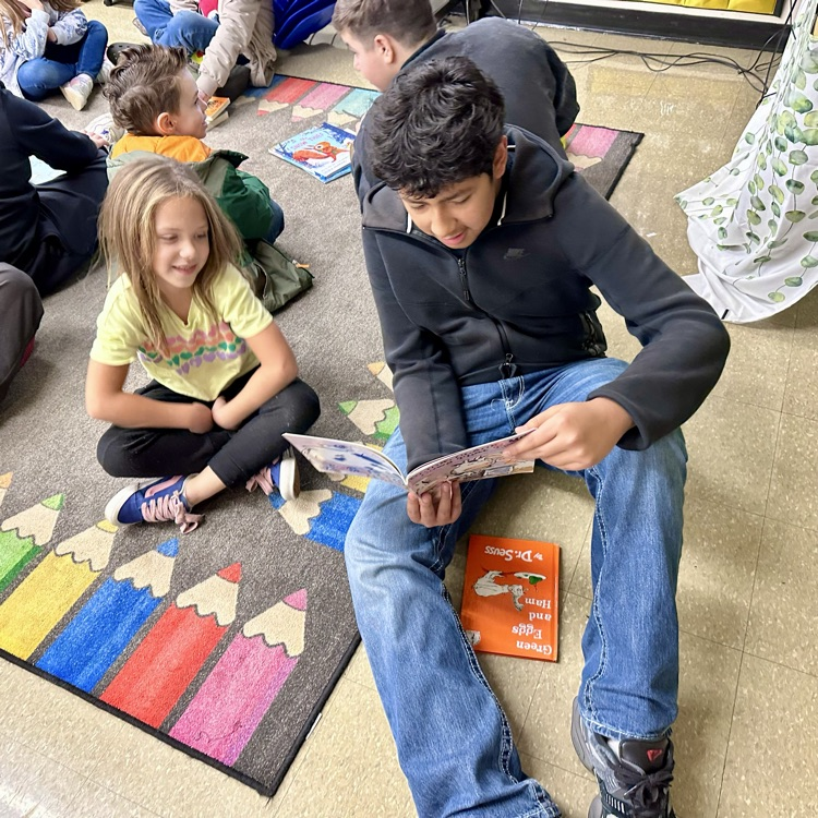 AVID readers read to young students.