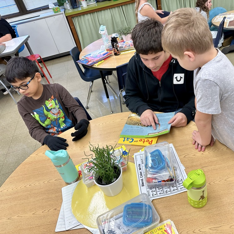 AVID readers read to young students.