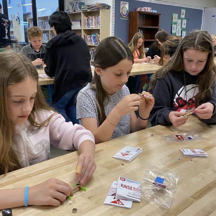CAIS HS Robotics Team taught 4th graders how to make BugBots!