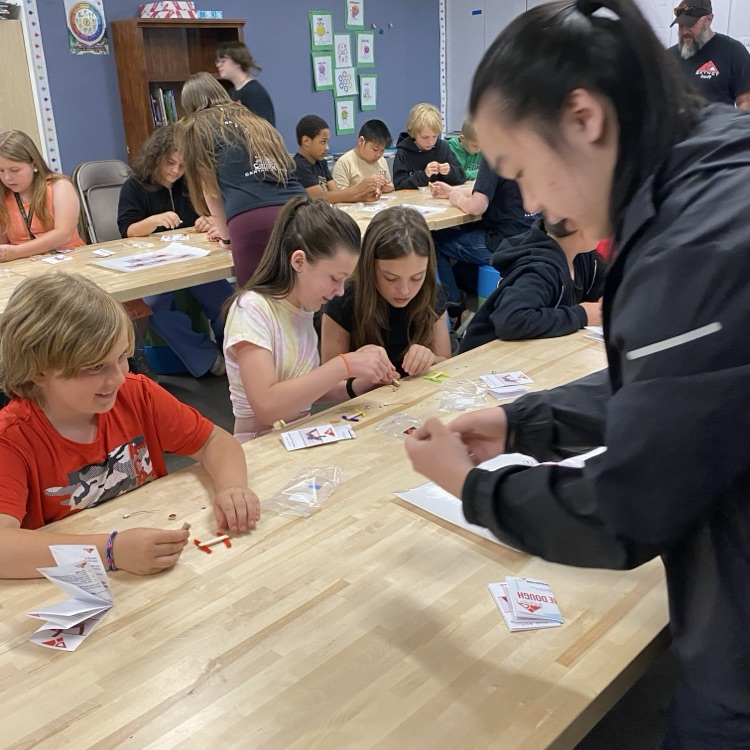 CAIS HS Robotics Team taught 4th graders how to make BugBots!