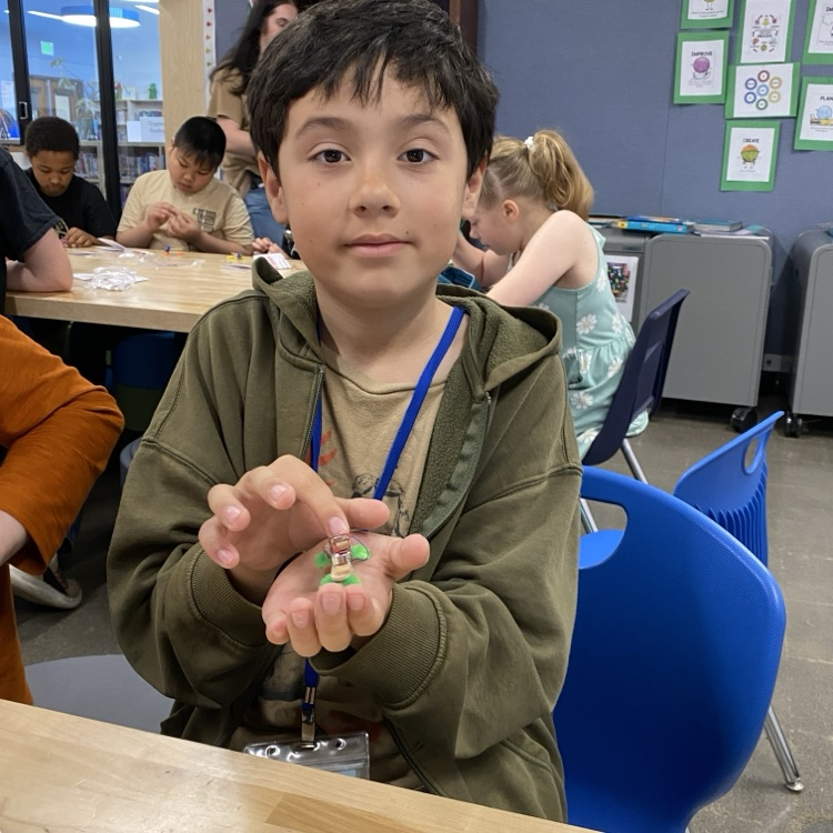 CAIS HS Robotics Team taught 4th graders how to make BugBots!
