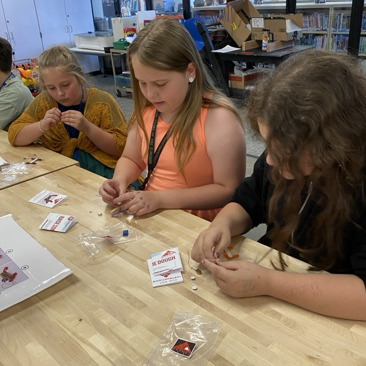 CAIS HS Robotics Team taught 4th graders how to make BugBots!