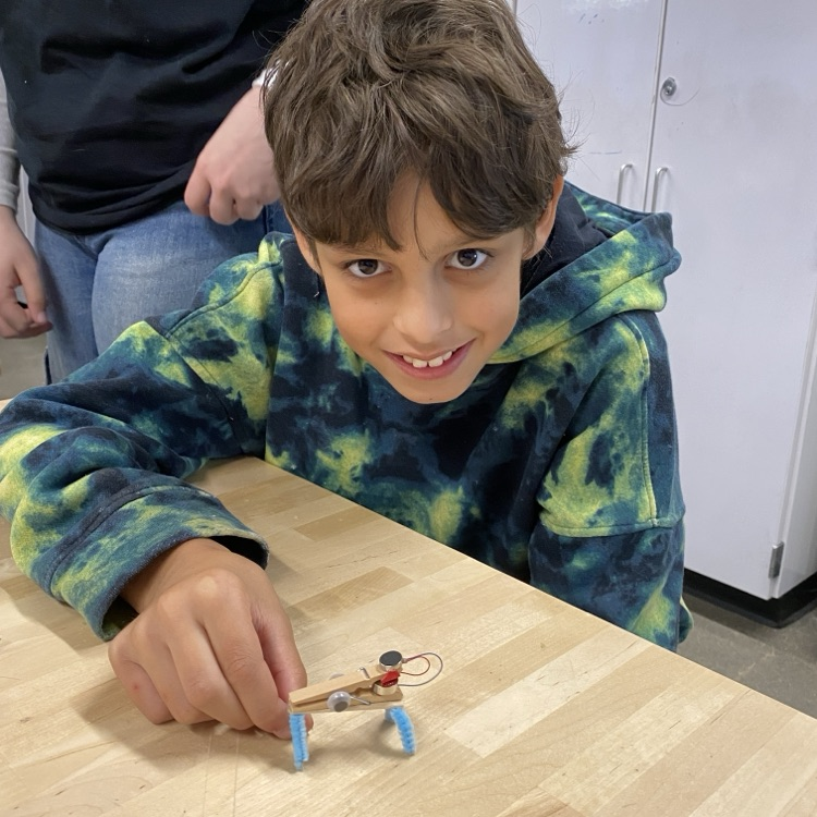 CAIS HS Robotics Team taught 4th graders how to make BugBots!