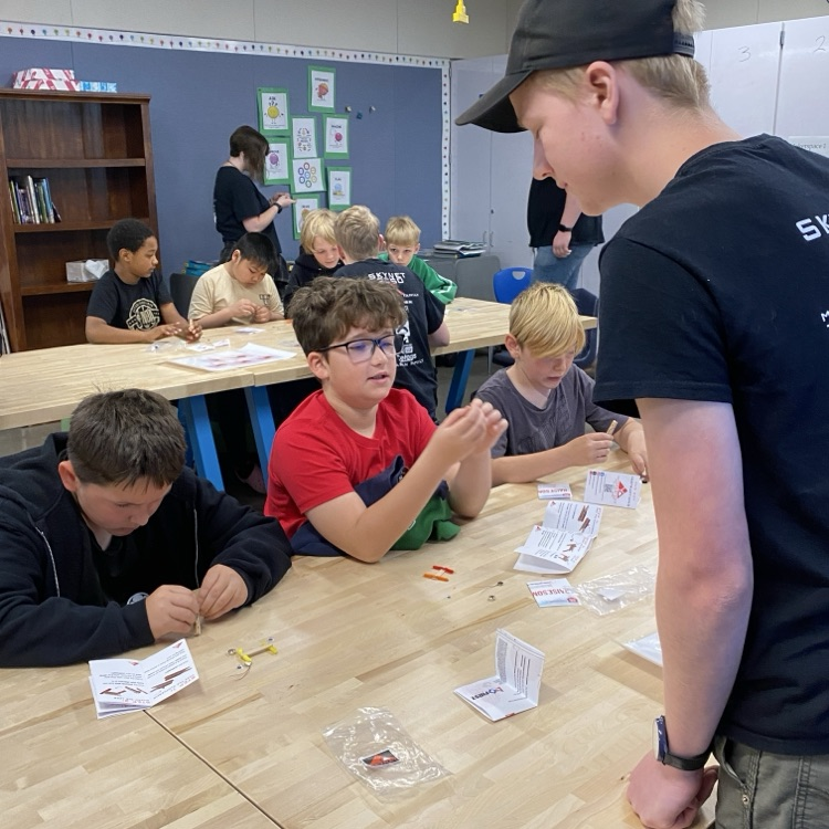 CAIS HS Robotics Team taught 4th graders how to make BugBots!