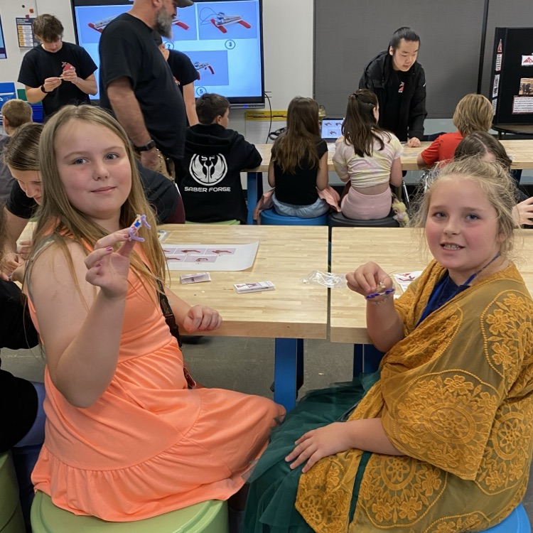 CAIS HS Robotics Team taught 4th graders how to make BugBots!