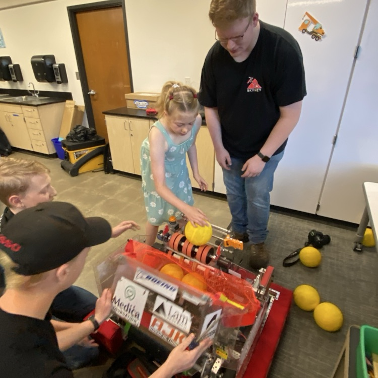 CAIS HS Robotics Team taught 4th graders how to make BugBots!
