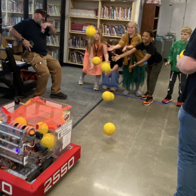 CAIS HS Robotics Team taught 4th graders how to make BugBots!