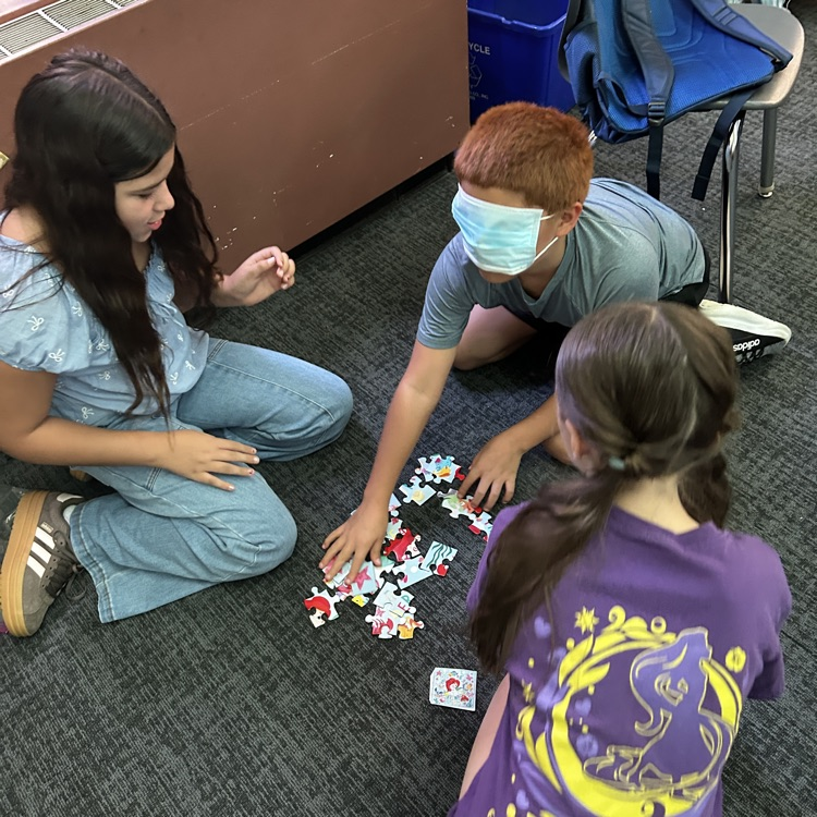 5th graders collaborating 