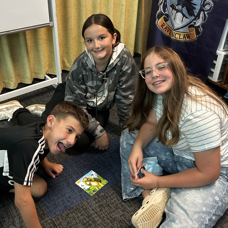 5th graders collaborating 