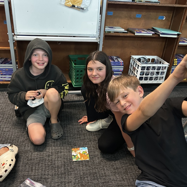 5th graders collaborating 