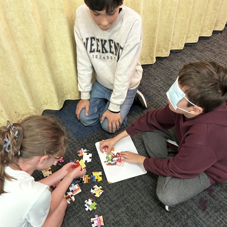 5th graders collaborating 