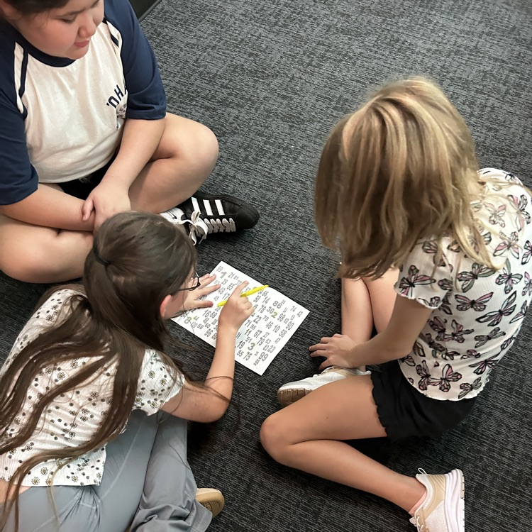 5th graders collaborating 