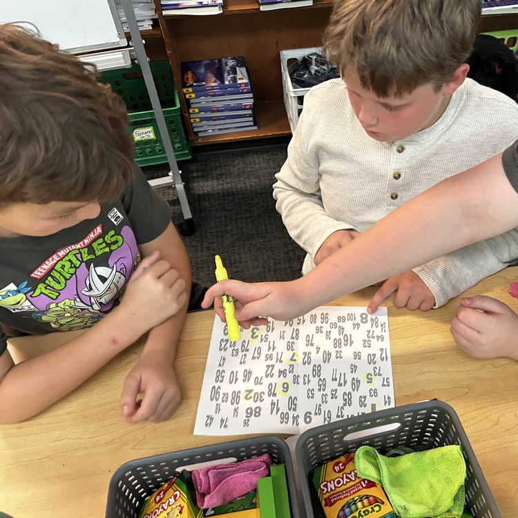 5th graders collaborating 