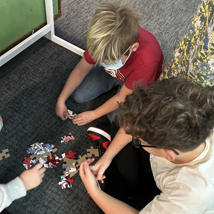 5th graders collaborating 