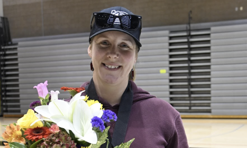 Juliana with flowers smiling with award