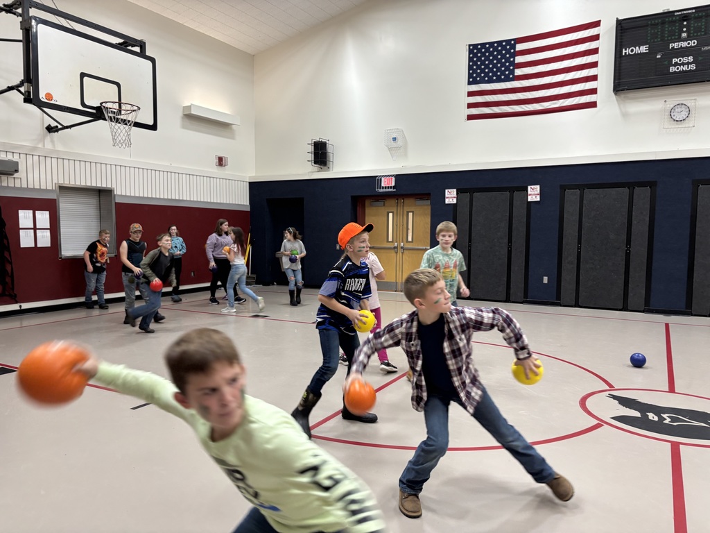 5th grade students playing dodge ball