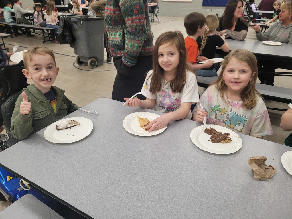 students eating pie