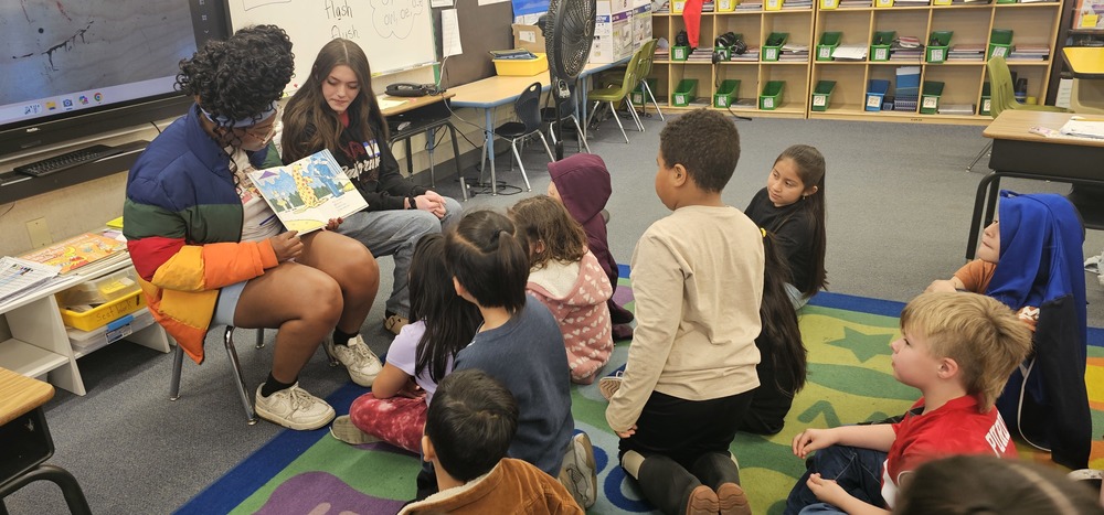 Hight school  student read to first grade class