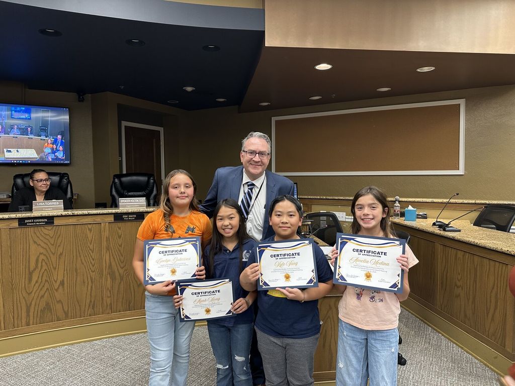 Dr. Holtom with 4 Wyandotte Students holding their certificates.