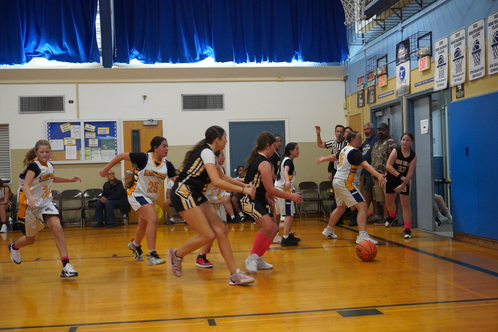 Ishi Hills Girls 7th grade team passing the ball