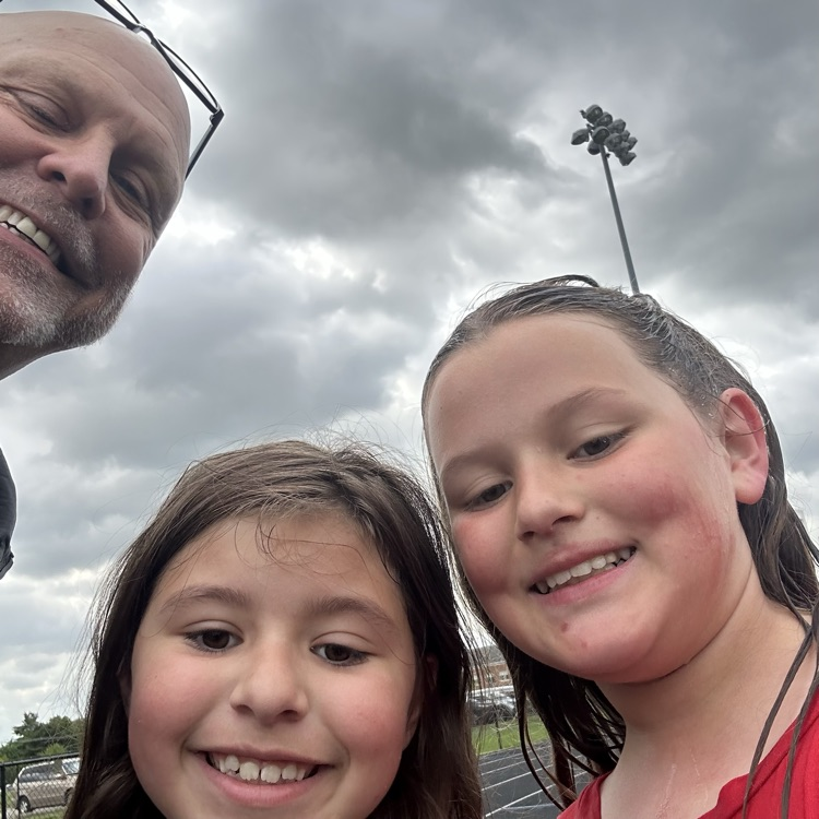 I had so much fun running with the OES students, staff, and volunteers at the FIT ‘N Fun (d) event! Thanks to the elementary staff and our community volunteers and Second Sole for such a great event! #redridernation