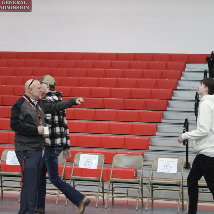Nothing like greeting our seniors at commencement practice because they love the mornings!😀