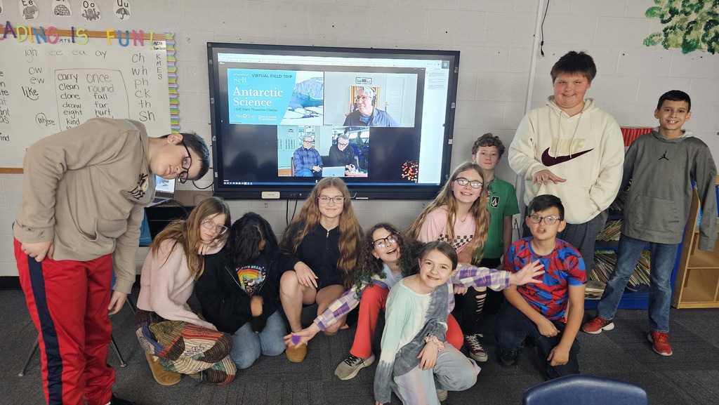 G/T students posing for a picture after learning about the Thwaites Glacier.