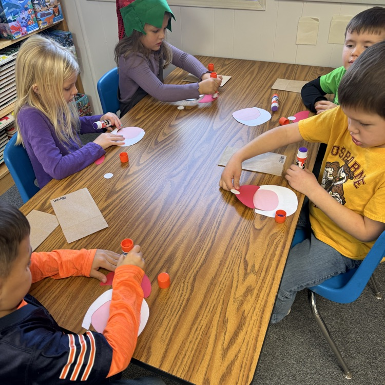 Our preschool loved welcoming Mrs. Carlin’s class today for a Christmas craft-making afternoon!  🎅 🎄 We value these moments where different grades can mingle and learn from one another.