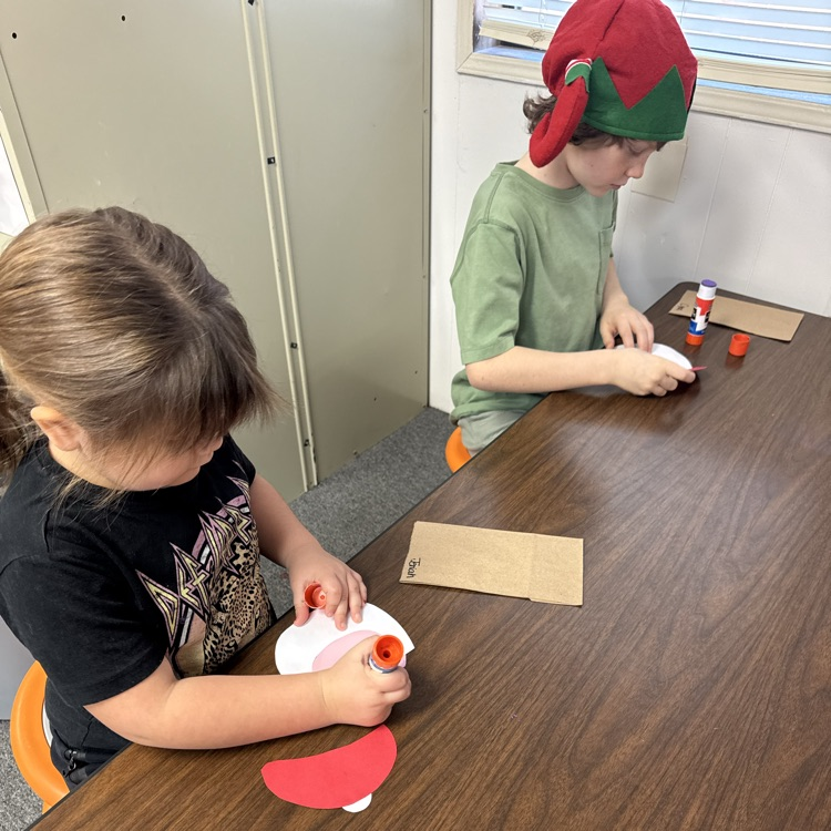 Our preschool loved welcoming Mrs. Carlin’s class today for a Christmas craft-making afternoon!  🎅 🎄 We value these moments where different grades can mingle and learn from one another.