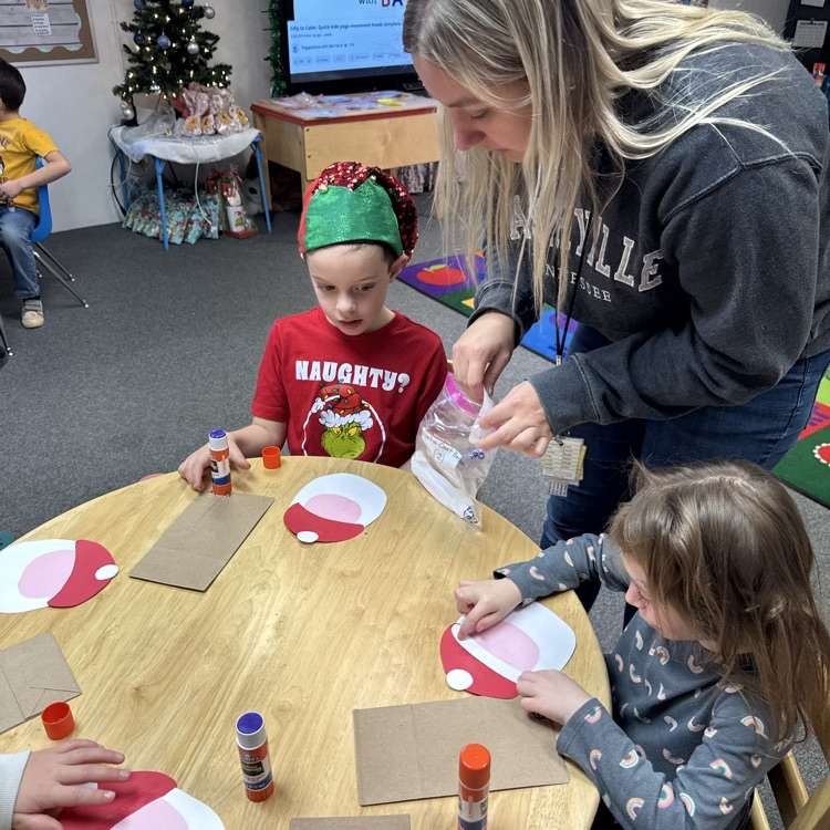 Our preschool loved welcoming Mrs. Carlin’s class today for a Christmas craft-making afternoon!  🎅 🎄 We value these moments where different grades can mingle and learn from one another.